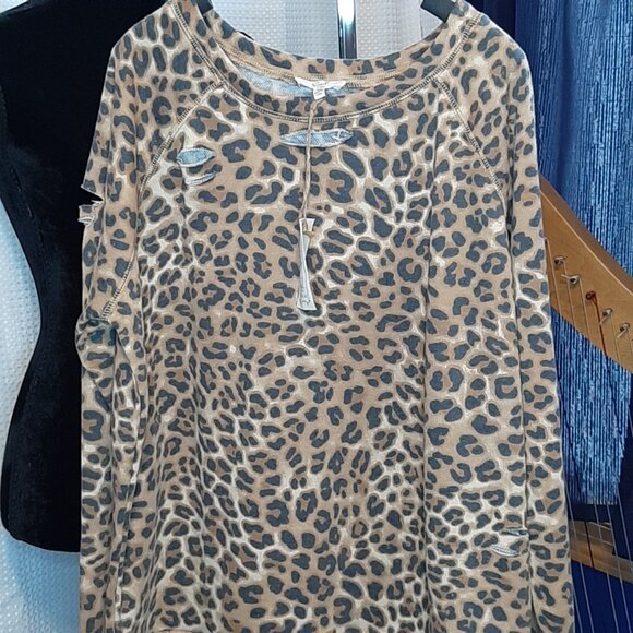 BRAND NEW!!  Anthropologie Easel Cheetah Print Distressed Top - Picture 1 of 10